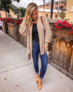 Chunky Fall Sweaters, Tan Cardigan, Cardigan Outfits, Favorite Sweater, Cozy Outfit, Work Outfits Women, Look At You, Fall Sweaters