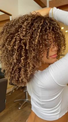 Reema Jaber on Instagram Highlights On 4b Hair, Curly Blonde Highlights Balayage, Honey Blonde Curly Hair Highlights, Light Brown Curls With Highlights, Honey Blonde Dark Roots, Cool Vs Warm Brown Hair, Brown Hair Curly, Wella Colour Touch Formula, 4a Hair With Highlights