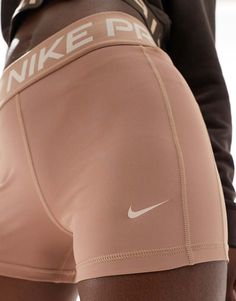 Shorts von Nike Training Das Training läuft Mit hohem Bund Elastischer Bund mit Markenlogo Figurbetonte Passform Legging Shorts, Converse Chuck Taylor White, Flip Flop Boots, Leopard Print Baby, Leggings Shorts, Shorts Co Ord, Nike Training, Dress Bra, White Trainers