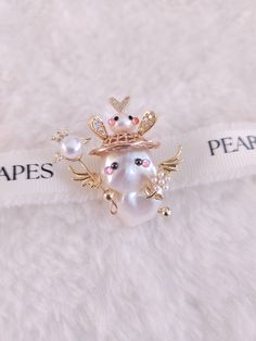 Introducing our enchanting Angel Collection | Little Fairy Baroque Pearl Necklace Pendant, where whimsy meets elegance. This unique pendant features a large Baroque pearl adorned with a charming little fairy design, adding a touch of playful sophistication to your necklace. Each pendant is meticulously crafted to capture the spirit of imagination and beauty. Varieties: A. Bee fairy with hat (Pearl: 2.5cm H x 1.5cm W) B. On my head (Main Pearl: 2.5cm H x 1.5cm W) C. Cat fairy with hat (Pearl: 2.5cm H x 1.75cm W) D. Fairy with star (Pearl: 2cm H x 1.5cm W) Notes: -Photos are taken in various natural sunlight conditions without any filters. The pearl color is white with a hint of warm pink. -Options A, B, C and D include only the pendant. To add a necklace chain, please select Option E, which Whimsical White Jewelry With Pearl Charm, Whimsical Pearl Charm Jewelry As Gift, Whimsical Pearl Charm Jewelry For Gifts, Whimsical White Pearl Jewelry, Gold Pearl Brooch Jewelry, White Pearl Brooches For Party, White Pearl Party Brooches, Bee Fairy, Jewelry Angel