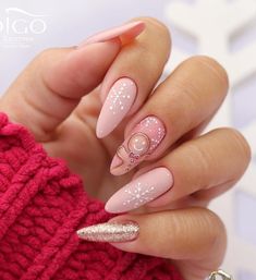 Oval Nails Designs December, Nails Cristhmas 2023, Ornament Nails Design, Crismas Nails Art, Winter Nails Pink, Pink Christmas Nail Designs, Pink Winter Nails, Christmas Gel Nails, Her Nails