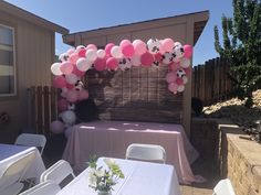 the table is set up with balloons and minnie mouse heads on it for an outdoor party