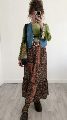 Cute earthy/90s style @ sophie.seddon on instagram Quirky Boho Fashion, Artsy Vibe Outfit, Boho Eclectic Fashion, Boho Work Attire, 70s Outfits Birthday, Layering Blouse Outfit, Fall Funky Outfits, Cottage Core Street Style, Eccentric Style Women