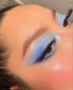 Blue Lashes Makeup, Stitch Makeup Look, Colored Eyeshadow Looks, Makeup Ojos, Blue Eyeshadow Looks, Salmon Peach, Eye Makeup Looks, Cute Eye Makeup