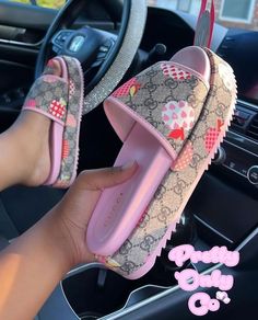 Strawberry Shoes, Gucci Flip Flops, Trendy Slippers, Fluffy Shoes, Cute Slides, Gucci Platform, Gucci Slides, Trendy Shoes Sneakers