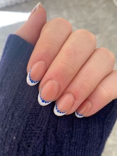 Cute Nail Designs Blue And White, Fall Break Beach Nails, White French Nails With Blue Design, Blue Nail With White French Tip, Back To School Nails College, Blue Dotted French Tip Nails, Blue Dot French Tip, Simple Nails For September, Greece French Tip Nails