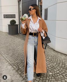 Brown Long Coat Outfit, Camel Coat Outfit Winter Style, Outfit Vestido Rojo, Long Blazer Outfit, Style Stockholm, Long Coat Outfit, Silvester Outfit, Winter Coat Outfits, White Shirt Outfits