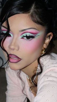 80s Style Makeup, Sag Rising Makeup, Ombre Eyeshadow Looks, Makeup Inspo Colorful, Pink And Green Eyeshadow Looks, Melanie Martinez Makeup Looks, Unique Makeup Looks Creative, Green And Pink Eyeshadow, Drag Makeup Ideas