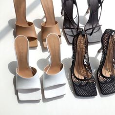 Mode Chanel, Open Toe Slippers, New Bottega, Low Heel Sandals, Shoe Inspiration, Shoe Inspo, Shoe Lover, Casual Sandals, Bag Women