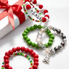 Peace Christmas Bracelet Stack Seashell Christmas, Christmas Beads, Holiday Bracelets, Candy Bracelet, Christmas Jewellery, Seed Bead Crafts, Holiday Beading