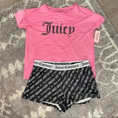 Juicy Couture~ Sleepwear Pj Set, Top & Shorts, Size Medium~ Pink~ Nwt 2000s Pajamas, Baddie Pjs, Juicy Couture Outfits, Juicy Couture Aesthetic, Juicy Set, Juicy Couture Clothes, Dress Up Wardrobe, Black Sleepwear, Juicy Couture Top