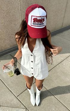 Going Out Cowgirl Outfits, Dallas Outfits Summer, Summer Fair Outfit, Dallas Outfits, State Fair Outfits, Summer Rodeo, Traje Cowgirl, Country Concert Outfit Ideas, Cowgirl Era