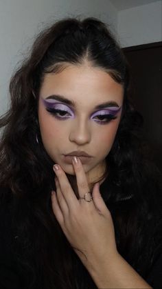 Purple Halloween Makeup Ideas, Dark Purple Makeup Looks Prom, Purple Eye Makeup Brown Eyes, Purple Makeup Halloween, Purple Grunge Makeup, Black And Purple Eyeshadow, Purple Makeup Aesthetic, Purple Goth Makeup, Dark Purple Makeup