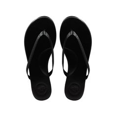 Elegant, ergonomic and effortless. Our best-selling Indie flip-flop sandal is designed for a minimal aesthetic with maximal comfort. Clean, narrow straps and a slim sole make for an elevated casual basic. The cushioned footbed, padded arch support, non-slip rubber bottoms (complete with our signature Soléi embossed waves) and water-resistant vegan leather pack these sandals with the versatility to seamlessly wear to the beach, brunch or anywhere in between. ⭐ Each pair comes with a reusable cott Cushioned Single Toe Strap Flip Flops, Comfortable Everyday Flip Flops With Arch Support, Sleek Sandals With Cushioned Footbed For Beach, Sleek Flip Flops With Single Toe Strap For Beach, Comfortable Flip Flops With Arch Support For Everyday, Sleek Toe Post Flip Flops For Beach, Sleek Round Toe Flip Flops For Beach, Sleek Round Toe Beach Flip Flops, Sleek Synthetic Flip Flops For Beach