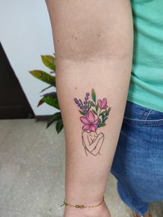 Flores, silueta, amor propio Flower People Tattoo, Flower Head Tattoo Color, Flowers Growing Out Of Head Tattoo, Minimalist Flower Head Tattoo, Still Growing Tattoos, Head With Flowers Coming Out Tattoo, Still Growing Tattoo, Flower Head Tattoo, Woman With Flower Hair Tattoo