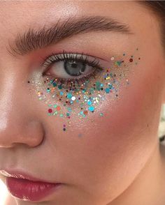 2,544 отметок «Нравится», 15 комментариев — OMEN (@omenmag) в Instagram: «#art #arte #vsco via. @stella.s.makeup» Face Glitter Ideas, Rave Makeup Ideas, Edc Fits, Carnaval Make-up, Glitter Face Paint, Festival Face Paint, Glitter Bar