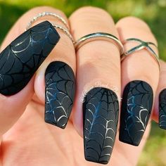 Get ready for spooky season with these Halloween nail designs that will level up your costume game! From classic jack-o'-lanterns to creepy cobwebs, this tutorial will show you how to create the perfect manicure for the scariest night of the year. Whether you're a beginner or a nail art pro, these designs are sure to impress at any Halloween party. Spooky Halloween Nails, Nails Halloween, Nail Swag, Black Spider, Halloween Nail Art, Nail Arts, Art Tutorial