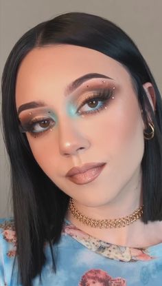 Complex Eyeshadow Looks, Vibrant Makeup Looks For Brown Eyes, Eye Rhinestones Make Up, Makeup Strass Eye, Make Up Bleu, Strass Makeup Eyes, Eyeshadow Looks With Rhinestones, Make Up Strass, Rodeo Makeup Ideas