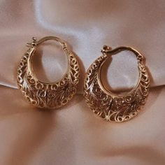 Style: Basket Hoop Earrings 18K Gold layered Life expectancy over 2 years with proper care. Beautiful engravery Lightweight Easy insert Size 30mm (1.2 inches)