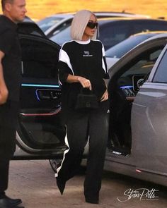 Kim Kardashian 2023 Outfits, Kim Kardashian 2023 Style, Sportwear Outfit, Classy Glasses, Shot Hair, Estilo Kardashian, Autumn Street, Dinner Fits, Yeezy Outfit