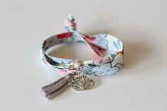 To read the ENTIRE description, please click on "Learn more about this article" below 😉 HANDMADE ✋ Adjustable bracelet, to tie, Liberty double bias Betsy light gray floral porcelain, bail, lotus flower charm in silver-plated brass, nickel-free, lead-free and cadmium-free and light gray suede pompom. Dimensions: Length 40 cm Width 1 cm Liberty bracelet made entirely by hand, by me, free gift packaging 🎁 *The lotus is the symbol of purity of mind and heart*  TO OFFER AND TO OFFER YOURSELF Liberty Bracelet, Bracelets Liberty, Ribbon Bracelets, Fabric Bracelets, Flower Bracelet, Grey Floral, Bracelet Handmade, Flower Charm, Gray Suede