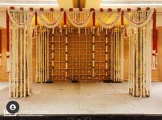 Simple Mandap Designs Indian Indoor, Simple Wedding Decorations Indian, Engagement Stage Decoration Indian Simple, Hall Deco, Pooja Backdrop, Marriage Hall Decoration, Shaadi Decor, Engagement Backdrop, Flower Arches