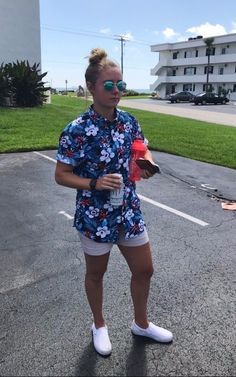 Tropical Lesbian Outfit, Tomboy Fashion Summer, Tomboy Summer Outfits, Summer Tomboy Outfits, Tomboy Outfits Summer, Cute Tomboy Outfits, Tomboy Femme, Lesbian Outfits, Androgynous Outfits