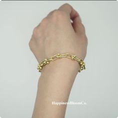 Introducing our Gold Plated 925 Sterling Silver Horseshoe Buckle/U-Shaped Chain Link Bracelet - the perfect accessory to elevate any outfit. Crafted from high-quality solid 925 Sterling Silver, this bracelet is designed to last. It features a length of 17 cm plus an extra 6 cm (6.5 inches plus an extra 2.5 inches) and a wide 8 mm (0.25 inches) design for a bold yet understated look. The sterling silver finish adds a touch of elegance to this classic piece. This chain can be cut at lengths were y Silver And Gold Chain Bracelet, Trendy Gold Sterling Silver Chain Bracelet, Silver Charm Bracelet With Gold Chain For Gift, Customised Bracelets, Recycled Necklaces, Ankle Bracelets, Elegant Jewelry, High Quality Jewelry, Gold Plated Sterling Silver