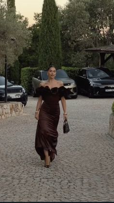 Brown Gown Aesthetic, Brown Dress Formal Classy, Elegant Party Aesthetic, Brown Ball Gown, Silky Prom Dress, Elegant Dresses For Wedding Guest, Gown Aesthetic, Brown Dresses Formal, Money Aesthetics