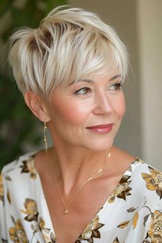 60 Trendy & amp; Ever Green Short Hairstyles For Women Over 50 - Latest & Trendy Nail Designs Trendy Nail, Trendy Nail Design, Long Layered Hair, Health And Beauty Tips, Green Shorts, Short Hairstyles For Women, Round Face, Short Hairstyles, Trendy Nails