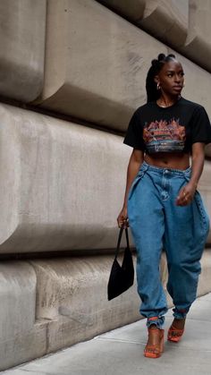 Heels Tied Over Jeans Outfit, How To Style Balloon Jeans, Balloon Jeans Outfit Street Style, Baggy Pants With Heels, Baggy Pants And Heels, Baggy Jeans And Heels Outfit, Boyfriend Jeans Outfit Black Women, Baggy Jeans With Heels, Balloon Jeans Outfit