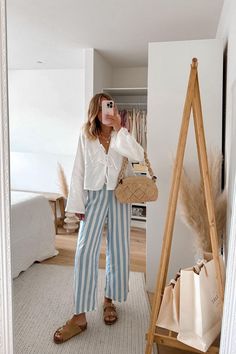 Birkenstock Outfit Ideas, Coastal Fits, Code Outfit, Outfit Basic, Outfit Verano, Linen Pants Outfit, Birkenstock Outfit, Birkenstock Style, London Kensington