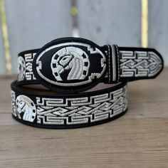 Cinturon Vaquero Negro Caballo y Herradura de 1 1/2" - Cinturones Vaqueros para Hombre - Cinturones Vaqueros Negros Embroidered Belts, Cowboy Belts, Horseshoe Cowboy, Belts For Men, Cowboy Belt, Embroidered Belt, Belt For Men, Denim Belt, Belt Style