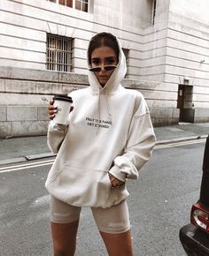 White Sweatshirt Outfit, Hoodie Outfit Casual, Hoody Outfits, Gothic Hoodies, Oversized Outfit, Trendy Hoodies, Grunge Goth