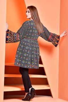 Kayseria Fabric Summer 2018 FABRIC 2499 (1PC) SKU C 2499 Girls Fashion Tops, Designer Punjabi Suits, Short Kurti, Kurta Dress, Kurti Design, Pakistani Dress, Girls Top