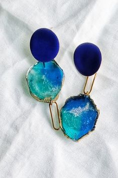 These beautiful  blue earring are made of resin and 18 K golden brass This design is very light and comfortable to wear. At the same time they are gorgeous, and you will wearing a unique piece of art. Nobody else will have an exact pair, because they are individually handmade. So, even in the same pair, each one is different I was inspired by the Florida beach colors.  I love the beach, sand and palm tree, so  I feel very comfortable working with colors that remind me of the beach when I make a Beach Colors, Aqua Jewelry, Aqua Earrings, Beach Color, I Love The Beach, Florida Beach, Blue Earrings, Beach Sand, Elegant Earrings