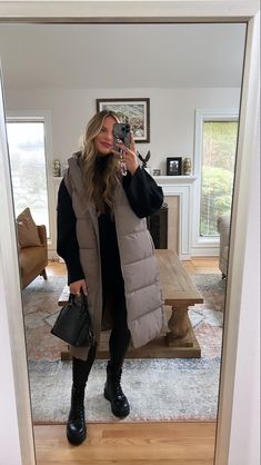 Long Black Puffy Vest Outfit, Long Body Warmer Outfit, Long Puffer Vest Outfit Winter, Long Puff Vest Outfits For Women, Sports Teacher Outfit, Long Gilet Outfit, Long Gilet Outfit Women, Long Puffy Vest Outfit, Boot Trends Fall 2024