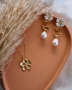 Make a beautiful statement with these one-of-a-kind Bloom Pearl Drop Earrings! Their elegance and stunning design will add the perfect touch of elegance to any look. Can be worn for date night or to your wedding! EARRINGS FEATURE Material: 18K gold plated brass, glass and shell pearls Size: 20x19mm Color: Gold Gold Jewelry Sets, Freshwater Pearls Earrings, Trendy Necklaces, Pretty Earrings, Opal Necklace, Delicate Necklace, Pearl Drop Earrings, Dainty Necklace, Gold Flowers