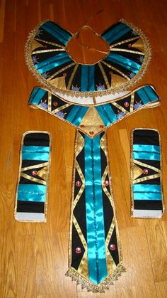 Nefertiti Costume Diy, Egyptian Diy Costume, Nefertiti Costume, Egyptian Collar, Mummy Halloween Costume, Egypt Fashion, Diy Props, Egyptian Queen, Halloween Mummy