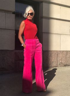 Hip 50 Year Old Style, Pink And Red Outfits For Women, How To Style Pink Pants, 50 Year Old Women Fashion, Red And Pink Outfit, Pink And Red Outfit, Bold Fashion Outfits, 40 Year Old Womens Fashion, All Pink Outfit