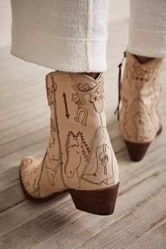 Cowboy Silhouette, Classic Cowboy, Western Outfits, Cowgirl Boots, Shoe Game, Stacked Heel, Western Boots