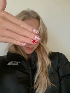 Red Christmas nail bows inspo polkadots Easy Red And White Christmas Nails, Red Nails With White Dots, Red Nails With Polka Dots, Nail Inspo Short Christmas, Christmas Nails Bow Design, Lowkey Christmas Nails, Easy Nail Art Christmas