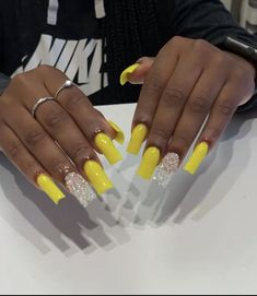 Birthday Nails Baddie Short, Cute Yellow Nail Ideas Short, Yellow Nails Acrylic Design, Cute Short Yellow Acrylic Nails, Yellow Nails Ideas Short, Yellow Baddie Nails Short, Yellow Short Nails Acrylic, Yellow Birthday Outfit Ideas, Yellow Baddie Nails Acrylic