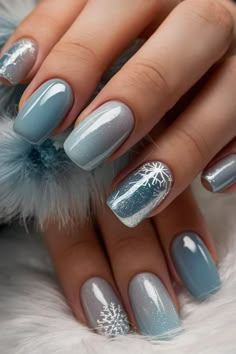 Winter Round Nails, Blue Snowflake Nails, Winter Blue Nails, Christmas Winter Nails, Glitter Christmas Nails, Blue Winter Nails, Nails Navy, Winter Nail Art Designs, Year Nails