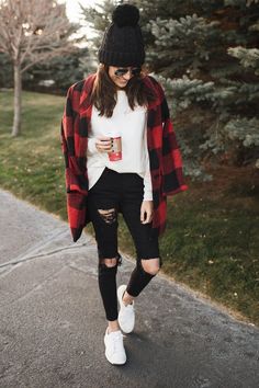 HelloFashionBlog: Buffalo Plaid & Distressed Black Denim Bonnet Outfit, Sweatshirt Outfit Winter, Plaid Shirt Outfits, Cute Sporty Outfits, Beanie Outfit, Flannel Outfits, Beige Pullover, Hello Fashion, Plaid Outfits