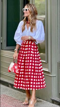 Ootd Red, Trendy Christmas Outfits, Fiesta Outfit, Batik Dress, Red Outfit, Christmas Fashion, Work Fashion, Skirt Fashion, Modest Fashion