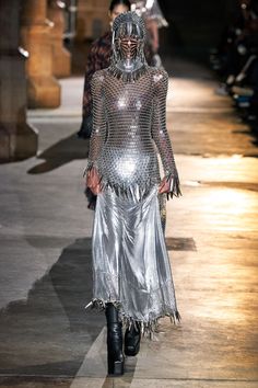 Paco Rabanne Fall 2020 Ready-to-Wear Fashion Show Collection: See the complete Paco Rabanne Fall 2020 Ready-to-Wear collection. Look 40 Paco Rabanne, Fashion Show Collection, Vogue Paris, Runway Fashion, Paris Fashion Week, Fashion Inspo Outfits, Alexander Mcqueen, High Fashion, Formal Dresses Long