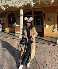 Womens Disneyland Outfits Winter, Disneyland Ootd Fall, Cold Day Disneyland Outfit, Disneyland Outfits Paris, Tokyo Disneyland Winter Outfit, Disney Outfits Winter Women, Disney Paris Outfits Autumn, Disney Cold Outfit, Cold Theme Park Outfit