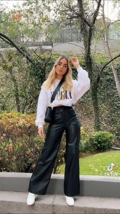 Leather Pants Outfit Casual Winter, Leather Black Pants Outfit, Outfit Frio Mujer, Outfits With Black Leather Pants, Outfit With Black Leather Pants, Styling Black Leather Pants, Outfit Ideas With Leather Pants, How To Style Black Leather Pants, Casual Leather Pants Outfit