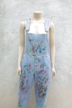 Vintage 90s Gap Overalls size S ,jeans painted ,Vintage Jeans, Overrall jeans, Overalls Bib ,Overalls Flared ,cool I want you to experience the beauty, style and comfort of my goods. condition : vintage good color : Blue jeans Material : Denim fabric Label : Mede in canada W26 - 30 inch for women Please refer to the pictures for more details. / I check measurements centimeters or inches 1. Waist: 32 inch // 81.5 cm 2. Hips: 40 inch // 101.5 cm 3. Rise: 12 inch // 30.5 cm * the top of the front w Overalls Flare, Levis Overalls, Vintage Overalls, Overalls Outfit, Jean Vintage, Vintage Levis Jeans, Fabric Labels, Faded Jeans, Bib Overalls